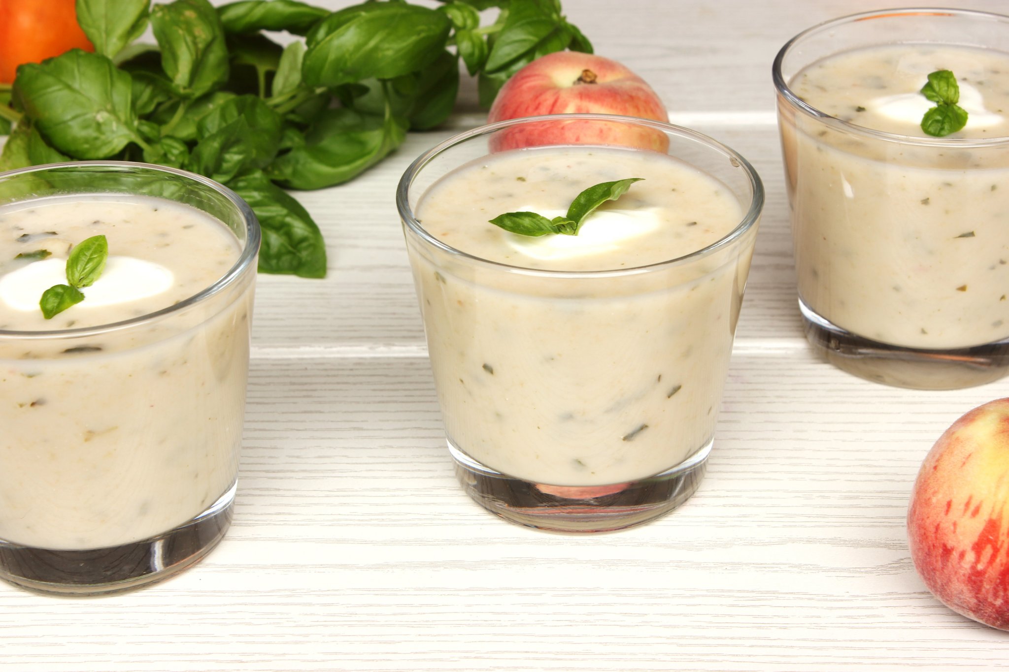 Bazsalikomos őszibarackleves