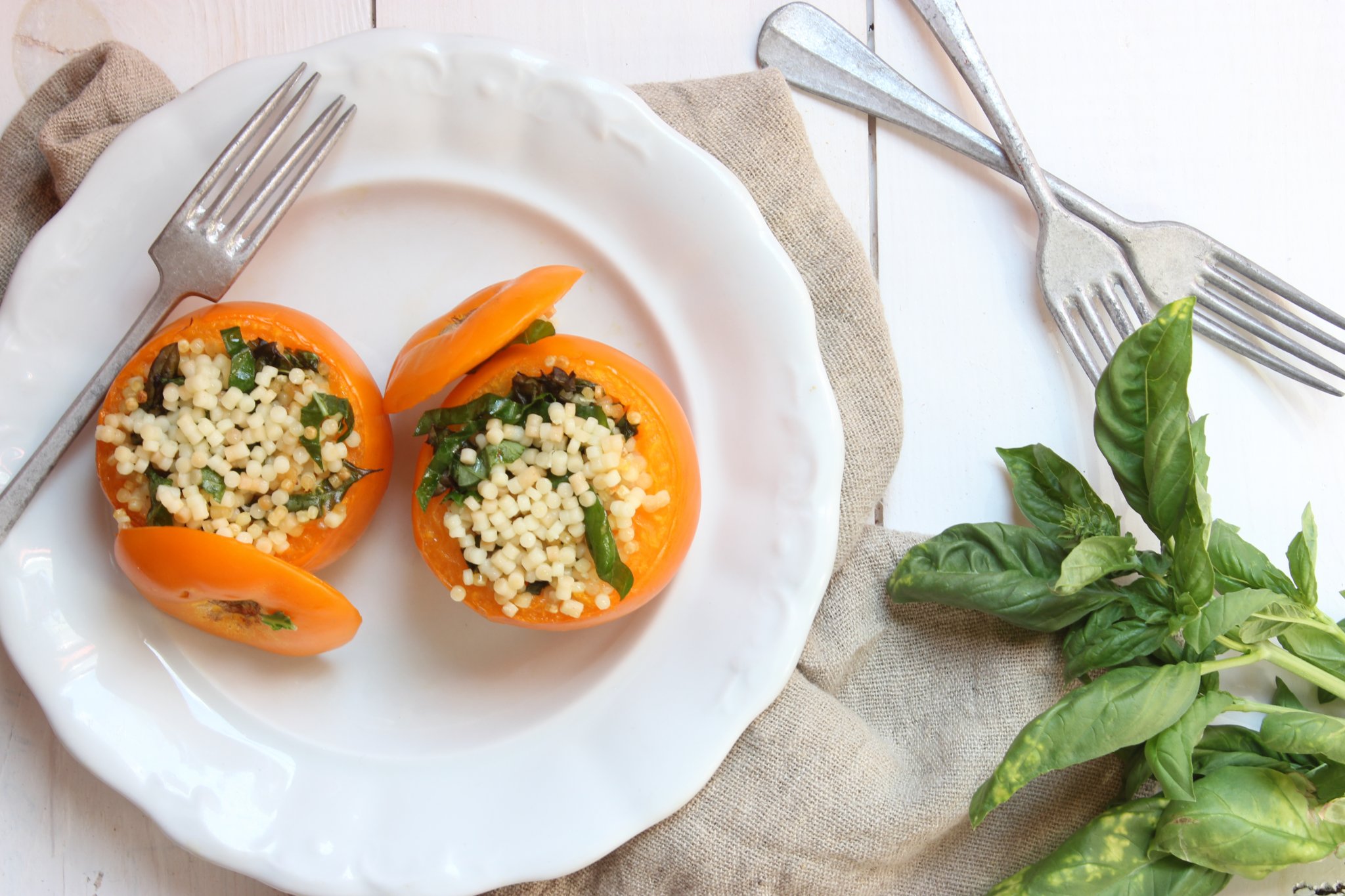 Bazsalikomos tarhonyával töltött paradicsom